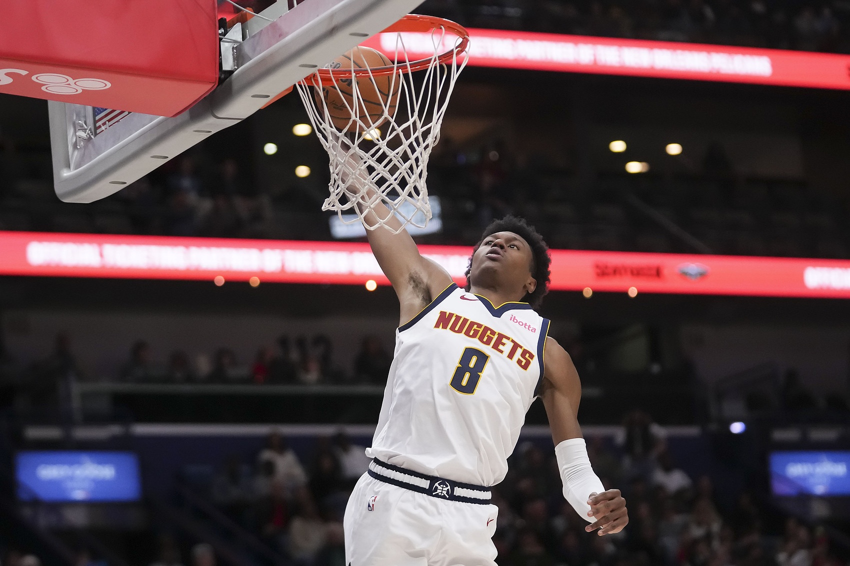 名记：送走伦纳德后快船需要年轻侧翼 有意送走小琼斯签换沃特森